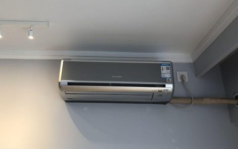 夏天空调会不停流水，流出的水是什么水，冰冰凉凉的能喝吗？（夏天空调会有水吹出来）