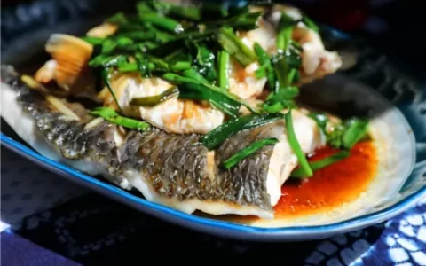 不论做什么鱼，都别放这2种调料，大厨教你一招，鱼肉鲜嫩无腥味（鱼类放什么调料）