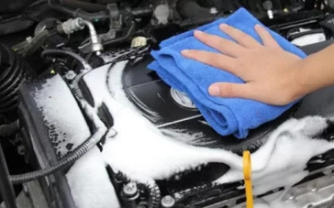 车子开久了，发动机舱有灰尘，该如何清理呢？（汽车发动机有灰尘怎么清洁）