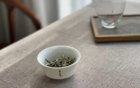 金骏眉和白毫银针一起泡，这是外星人的操作，还是劣茶的遮羞布？（白茶和金骏眉茶哪个价格贵一点）