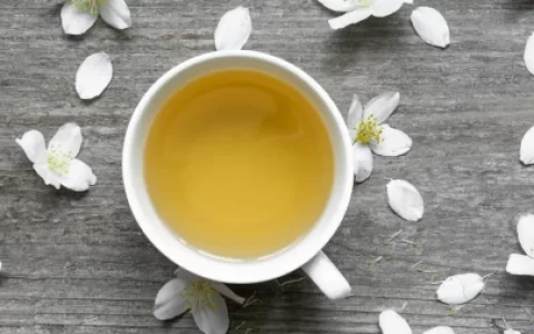 “露华洗出通身白，应许人间第一香”，茉莉花茶你们了解多少？（玉颗珊珊下月轮殿前拾得露华新的意思）