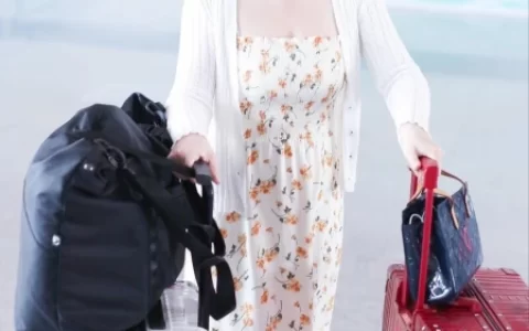 柳岩的裙装都很低调，可看着却移不开目光，又纯又欲的风格撩人-柳岩穿衣