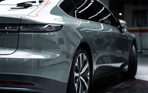 新车还没上牌，可以贴隐形车衣吗？贴车衣后多久能正常使用？（新车没上牌可以贴车窗膜吗?）