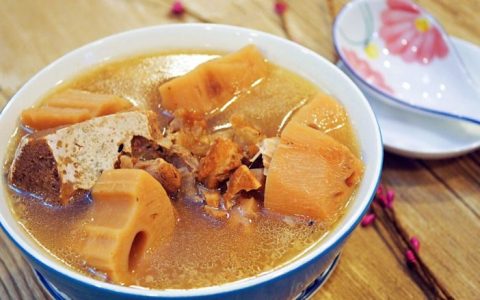 脾胃虚弱 试下章鱼莲藕猪尾骨汤（章鱼莲藕煲猪骨汤）