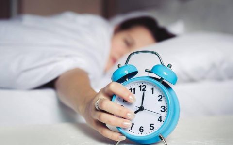 揭开迷雾！睡眠健康真相：8小时睡眠论可能是错的（8小时睡眠论,害了我们多少年）