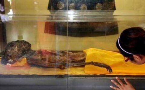 清朝古墓的“龙袍谜案”：墓主穿着龙袍，难道是明朝太子？