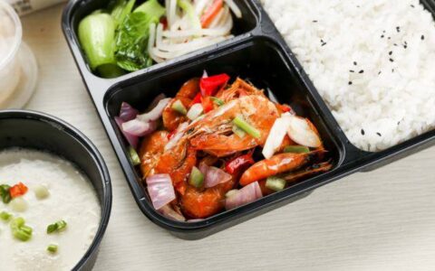 外卖员送餐被房东禁用电梯，爬32层楼送完，第二天看到评价蒙了