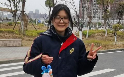 发“奋斗卡”做组词游戏！新年开学这群高中生收获特别新春礼物-奋斗组词有哪些