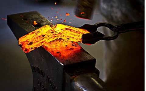 一天挥锤两千次，昔日日进斗金的职业，如今没人愿意干(每天挥拳1000下有好处吗)