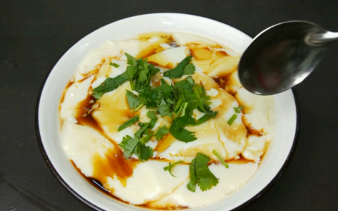 “豆腐脑”的制作方法，告诉你秘制做法和配方，学会可以摆摊了(豆腐脑儿制作方法)