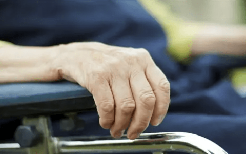 帕金森病是什么原因引起的，应该怎么办，不要盲目-帕金森病的成因是什么