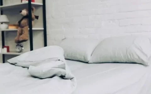 大家都被“8小时睡眠论”忽悠了？50岁后，最佳睡觉时间是多少？（50岁睡几个小时标准）