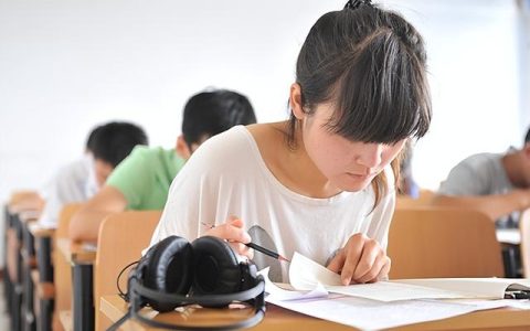 四六级成绩出炉，425分以下学生需了解，明年部分人将被限制报名(四六级考试成绩多少及格)