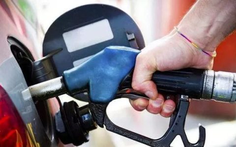 今日油价消息：10月8日调整后全国加油站92、95号汽油限价（今日油价终于调整,看到价格车主大喜,网友:排队去加油）