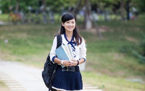 怎么判断自己是否在暗恋一个人？——“假装看不见，余光千百遍”-如何确定一个人是不是暗恋你