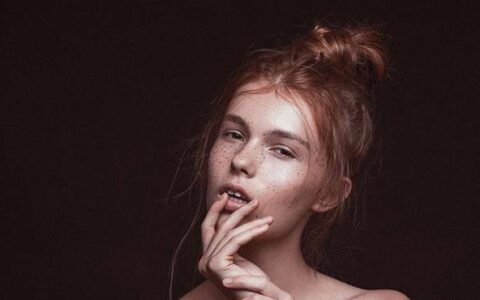 女生脸上的斑是怎么引起的长斑原来是因为这些