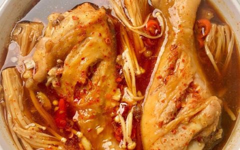 分享一个巨好吃的金针菇鸡腿，无油低脂，做法超级简单-金针菇和鸡腿怎么做好吃