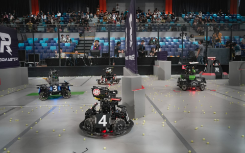 竞技机器人哪家强？30余所高校机甲战队齐聚重庆大学比拼(大学机器人大赛排名)