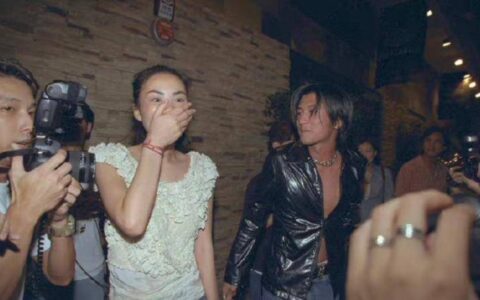 成名后和前妻离婚，二婚娶小12岁美女宠成公主，张丰毅是渣男吗