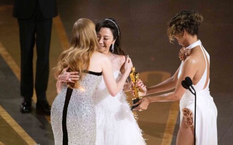 亚裔横扫奥斯卡！杨紫琼创造历史，《瞬息全宇宙》成赢家(杨紫琼 方世玉)
