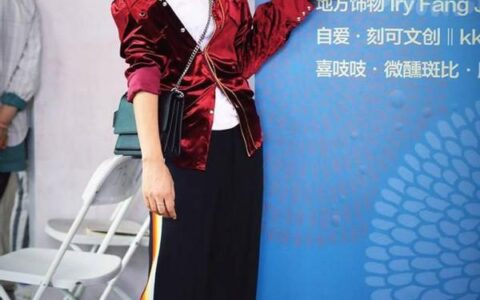 最近火了一种裤子，叫“校服裤”，显瘦显高，搭大衣风衣都合适(校服裤适合配什么鞋子)