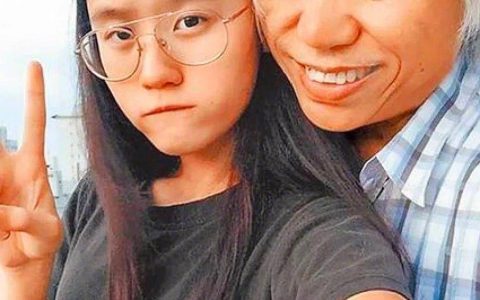 又一对爷孙恋，23岁女孩和40多岁大叔同居，看着精神不太正常