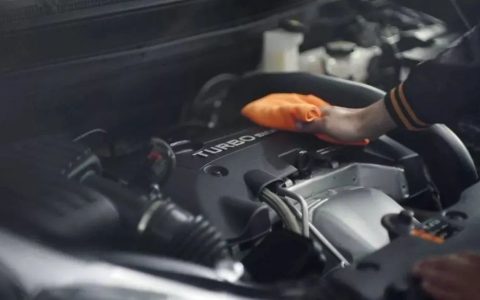 自己动手给车打蜡，开了2年还跟新的一样，车漆锃亮光洁不沾灰-自己汽车打蜡