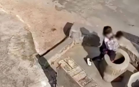 原创
扔男童进水井的女孩7岁，刑法改到12岁也没辙，儿童犯事不容忽视（小男孩掉入深井的电影名字）