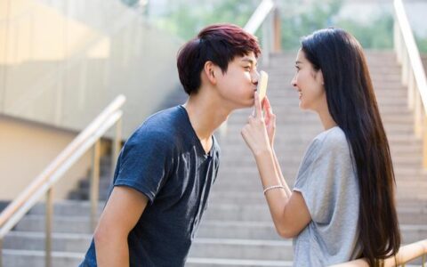 异性之间，一旦动情，有哪些暗示性的小动作？-男女之间暗示行为