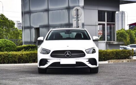 奔驰e级尾灯多少钱，我来聊聊，奔驰E级车友圈（758期）-奔驰e260尾灯不亮怎样维修