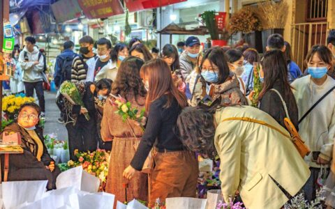 打卡武汉城区最大的花市：品种繁多实惠价格，大学生的约会胜地