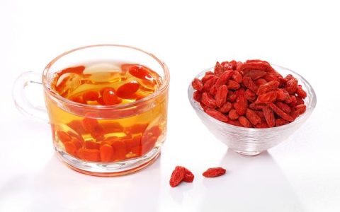 西洋参和枸杞泡水喝的3大好处，但这些食用禁忌需注意了！-西洋参和枸杞能一起泡水喝的功效