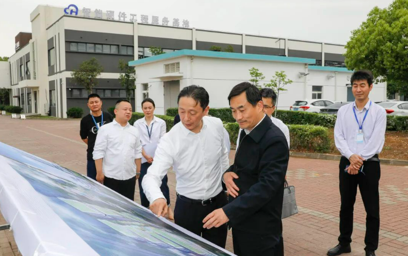 热烈欢迎江宁区委领导莅临云恒智能硬件工程服务基地调研指导