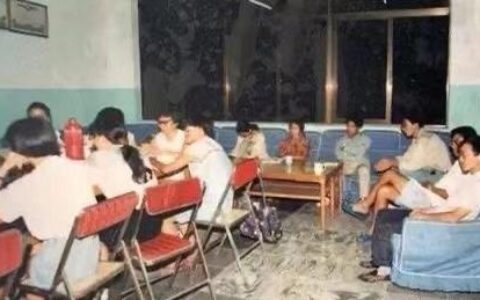 那件衣服我记得，料子厚而不透气｜李凤群(我那个衣服)