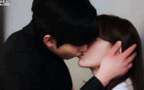 《社内相亲》再现古早剧情，竟又土又甜？(社内文书和社外文书的区别)