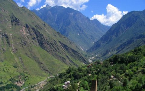 大学生原始森林迷路被困悬崖，催警方派直升机救援，称电视剧就是这么演的-被困原始森林19天