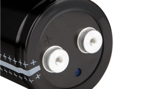 螺栓型铝电解电容的性能与应用探讨