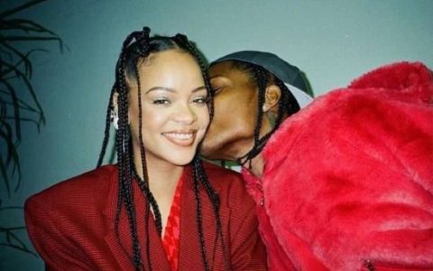 34岁蕾哈娜被曝生了男孩！与男友镶牙示爱，比具俊晔纹身示爱高级-蕾哈娜几岁