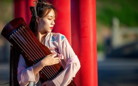 王沂孙咏水仙花最著名的一首词，结尾三句极妙，被誉为有李白遗风