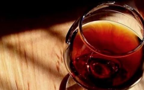 葡萄酒加蜂蜜能喝吗?葡萄酒加蜂蜜一起喝有什么功效?-葡萄酒可以加蜂蜜一起喝吗