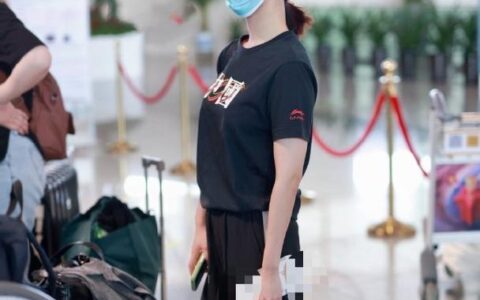 杨紫衣品提升不少，穿校服裤走机场，既显腿细又减龄，真像小姑娘(杨紫穿衣打扮)