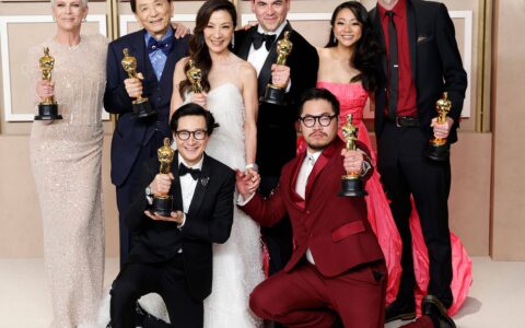 《瞬息全宇宙》大火，华谊兄弟能否沾光？(瞬息瞬间与永恒的舞蹈张抗抗阅读理解答案)