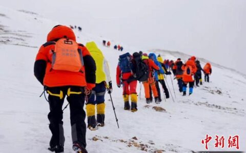 国家高山救援拉萨大队21名队员成功登顶洛堆峰(高山救援中心)