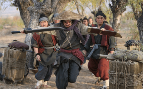 水浒中杨志丢的10万贯生辰纲，换算成如今的人民币，相当于多少钱-杨志被抢生辰纲后干什么去了