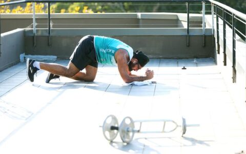 高强度间歇训练（HIIT）：一种科学、高效的健身训练方式-高强度间歇训练中的“高强度”可以通过哪些指标来控制