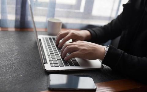 一般计算机电源都在多少电压-一般计算机电源都在多少电源电压范围内工作