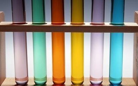 健康的尿液是什么样？出现5个症状，说明尿路出现感染了！-健康的尿液是什么颜色的呢?