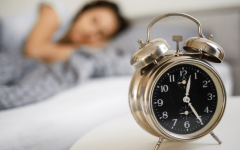 揭秘：为什么8小时睡眠论可能是错的？（八小时睡眠理论）