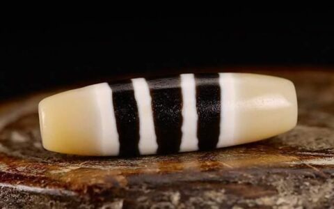 天珠是一种很珍贵的文玩物品珠 天眼石满朱砂横穿 链吊坠 锁骨链