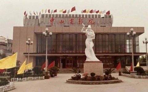 中山影城即将全新亮相，还有嘉兴目前最大的无框玻璃幕墙，你期待吗？-嘉兴中山影城为什么拆